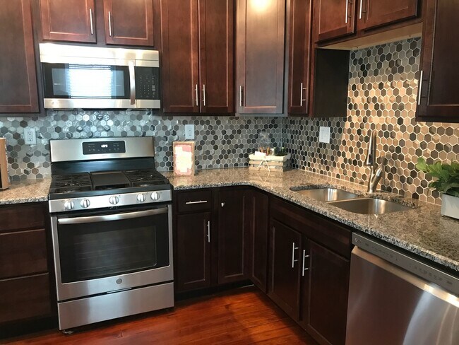 Building Photo - 2 Bedroom Renovation near the Hill