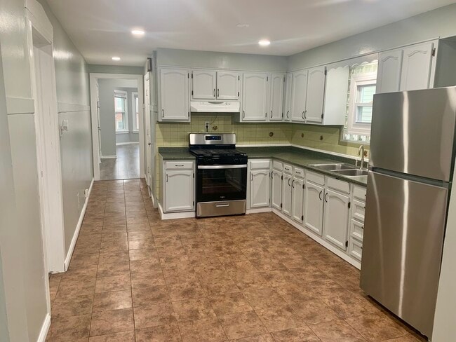 Building Photo - 3547 W Diversey Ave