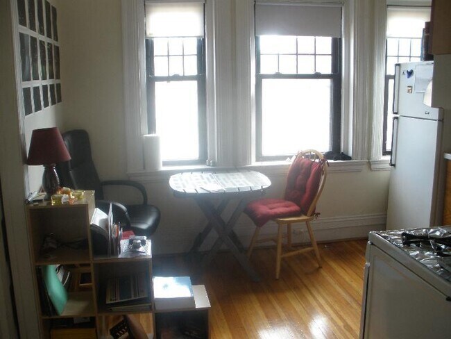 Building Photo - 533 Newbury St