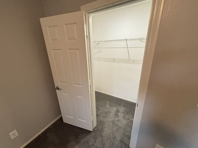 Building Photo - Gorgeous 3Bed/2.5Bath/2Car, 2-Story Home located in Spring Valley