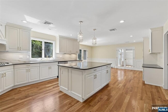 Building Photo - 2 W Saddle River Rd