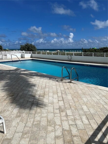 Building Photo - 325 Ocean Dr