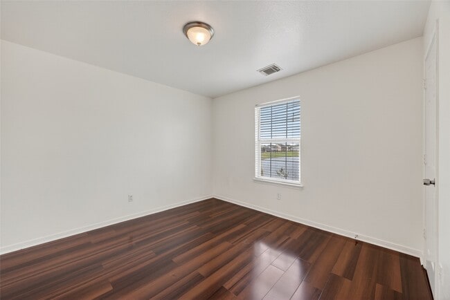 Building Photo - 20747 Settlers Lake Cir N