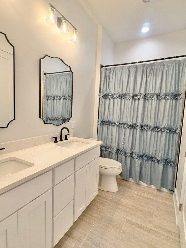 Building Photo - 2240 Caroline St