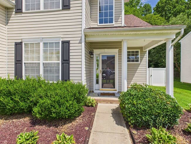 Building Photo - Charming 5-Bedroom 2.5 Bathroom Home locat...