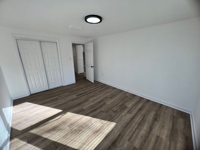 Building Photo - Cozy 1-Bedroom Triplex Unit with New Appliances