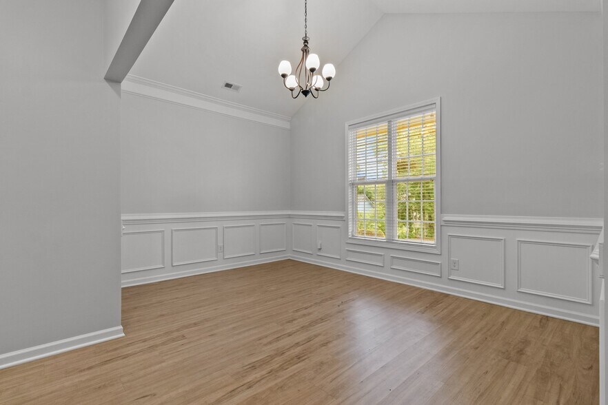 Building Photo - 6471 Chamblee Dr