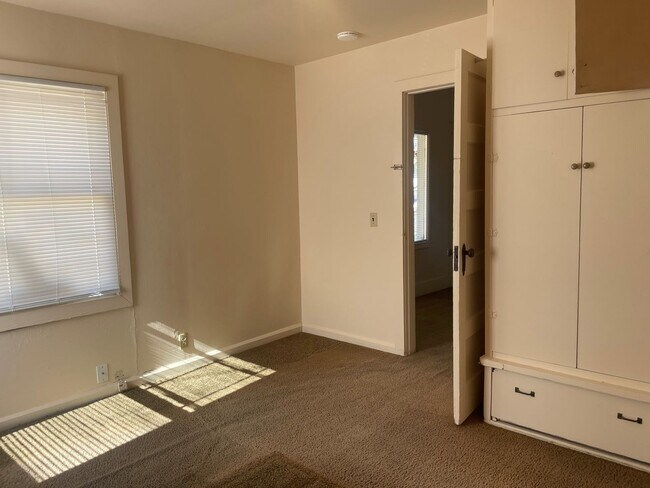 Building Photo - Now renting 3 bedroom House