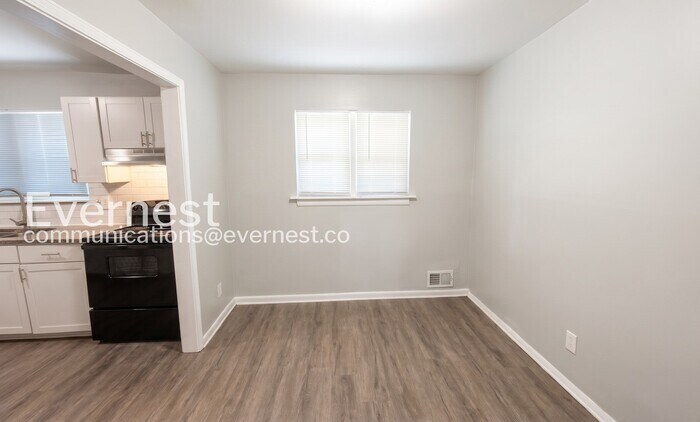 Building Photo - 3227 Hobart Dr NW