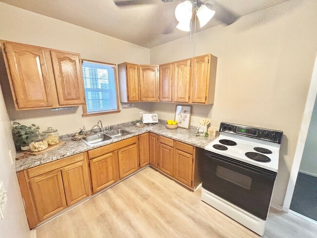 Primary Photo - Spacious 3bd House | Driveway | Enclosed Porch