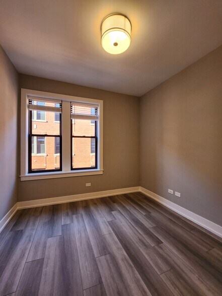 Building Photo - 3931 N Janssen Ave
