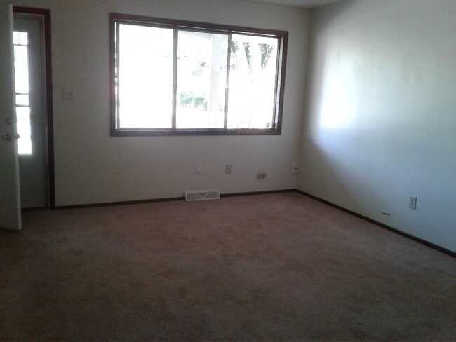 Building Photo - 3 bedroom, 2 bath House:  Available July 2026!