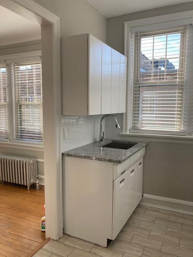 Building Photo - Recently Renovated East Rogers Park One Bedroom - Pets Welcome!