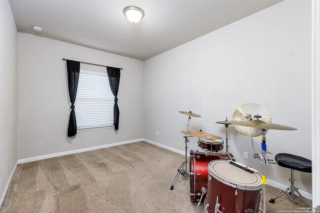 Building Photo - 241 Silver Maple Dr