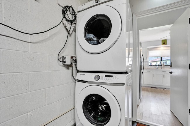 Building Photo - 4840 Greentree Ln