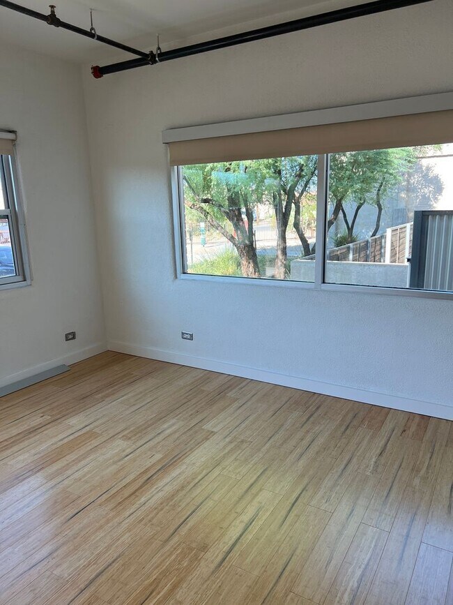 Building Photo - 1001 E 17th St