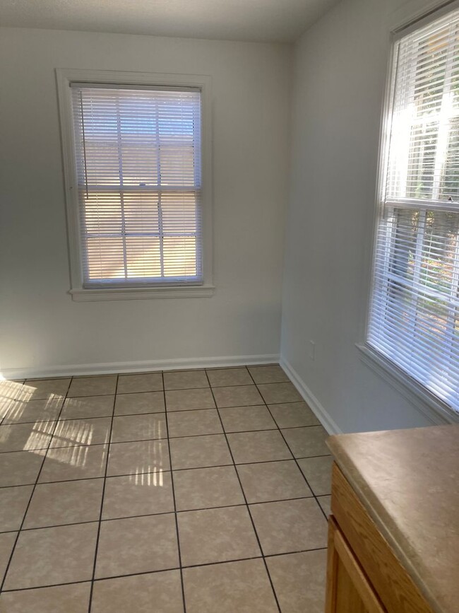 Building Photo - *RENOVATED* 3-Bedroom 1-Bath $1,850/ mo. -...