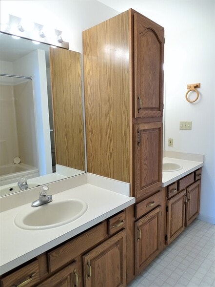 Building Photo - 6441 Lincoln Ct