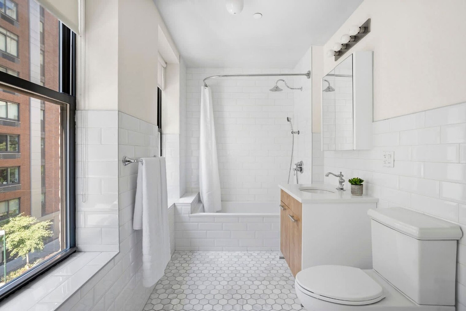 Building Photo - 517 W 45th St
