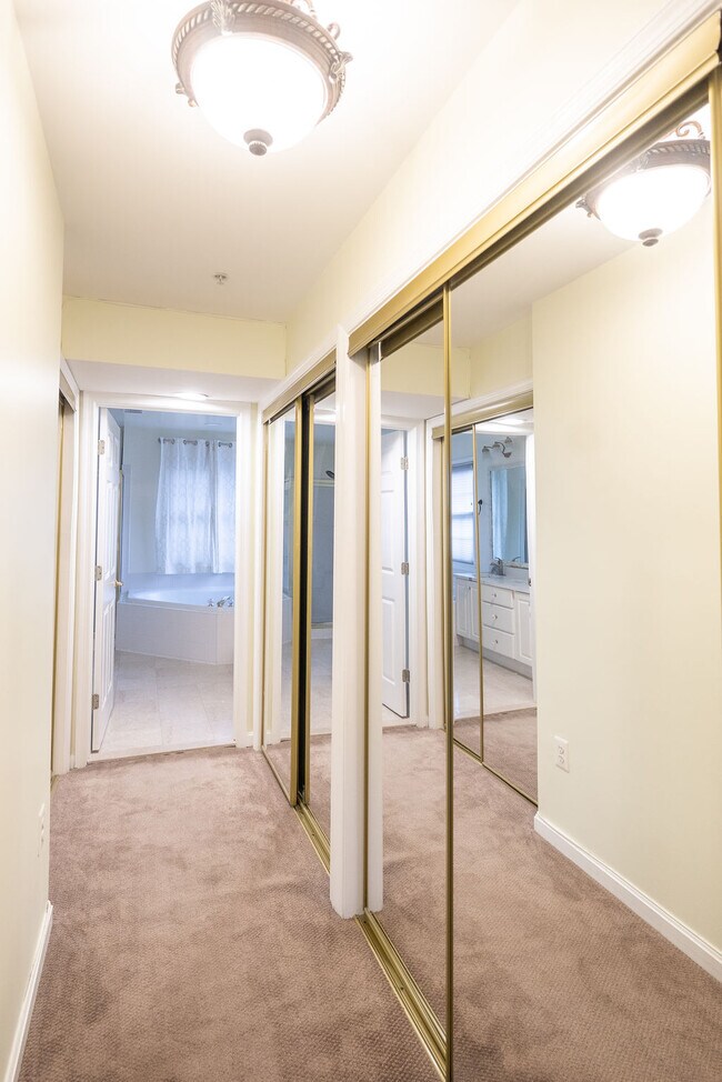 Building Photo - 719 N Vermont St