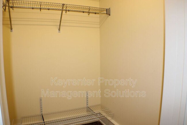 Building Photo - 100 W Village Dr