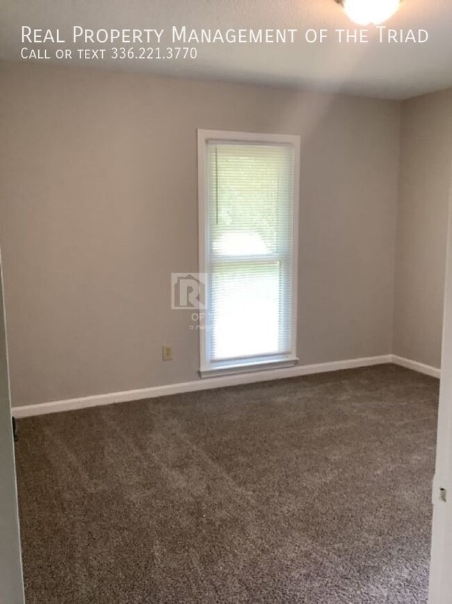 Building Photo - *Move In Special* One Level 3 BR/2BA Brick...