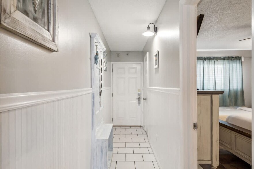 Building Photo - 8743 Thomas Dr