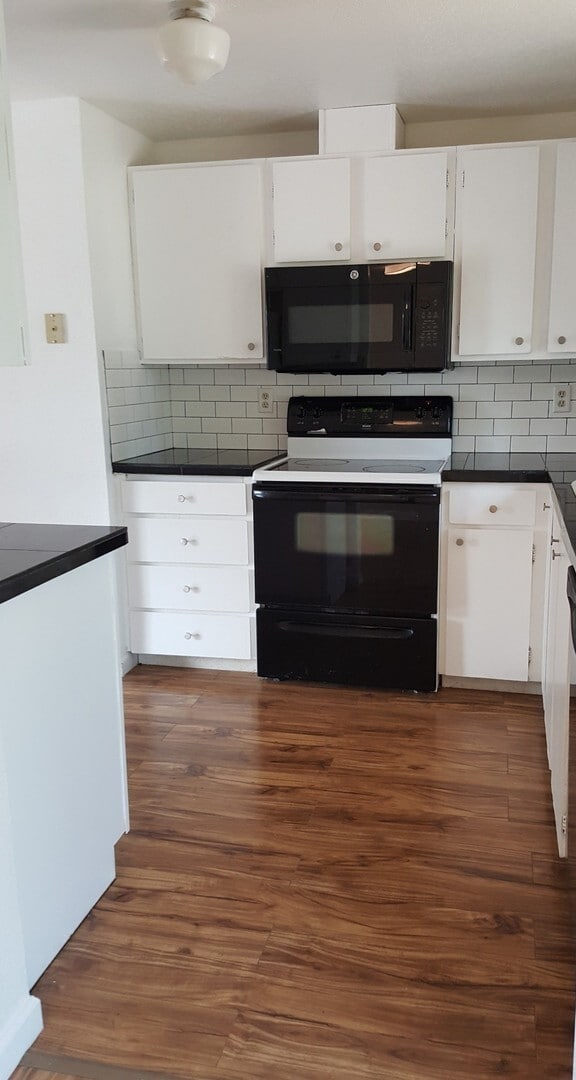 Building Photo - UNIVERSITY PLACE 4 bdrm, 2 bath, $2995 rent 6 month lease