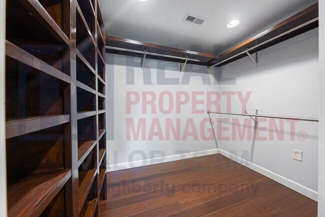 Building Photo - 1725 Crock Dr