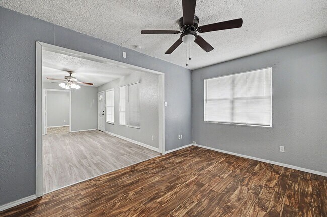 Building Photo - SPACIOUS! LOCATION!