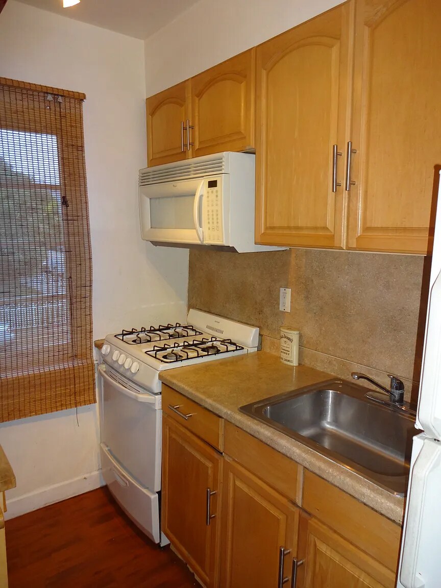 Building Photo - 503 75th St