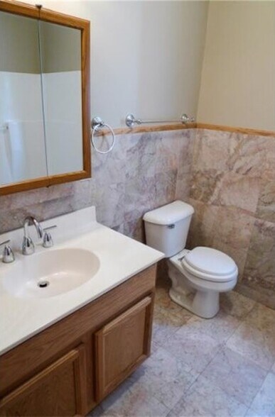 Building Photo - 20 E Amanda Ave