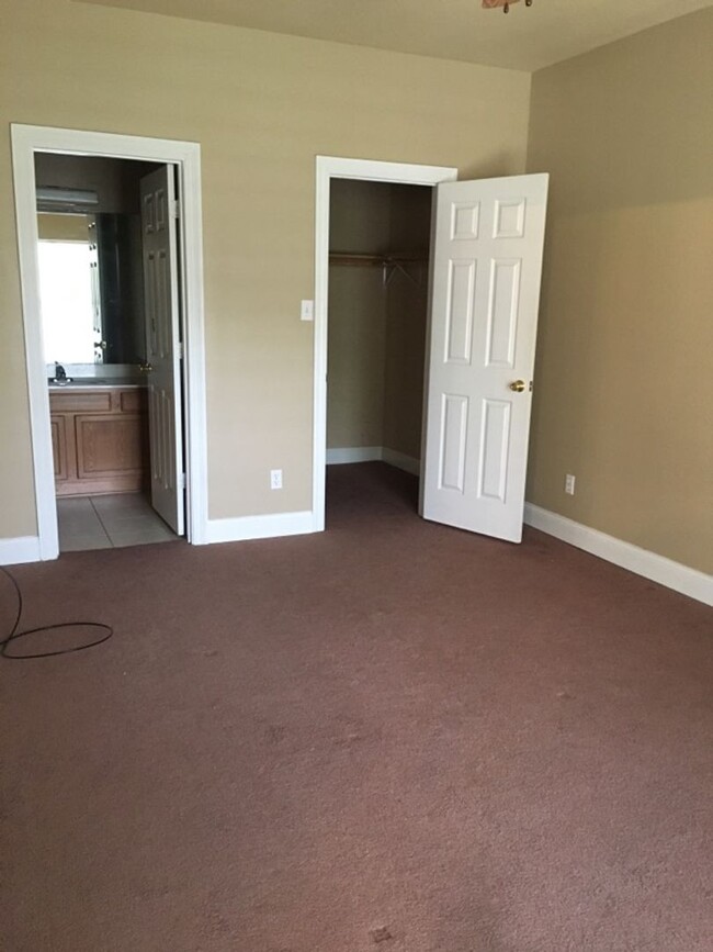 Building Photo - 2 bedroom/2 bath condo