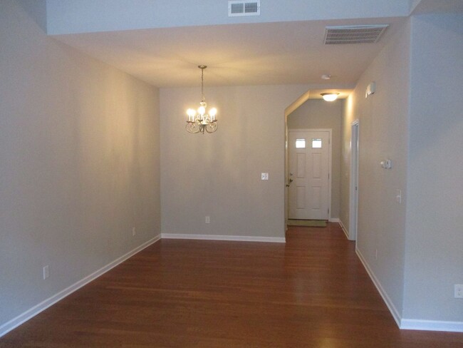 Building Photo - Pretty 3 Bedroom Townhouse in the Clemmons...