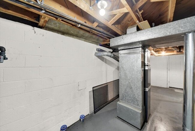 Building Photo - 10523 Howard Ave