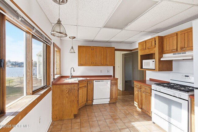 Building Photo - 5 Marine Pl