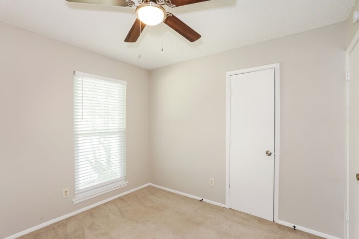 Building Photo - 441 NW Jayellen Ave