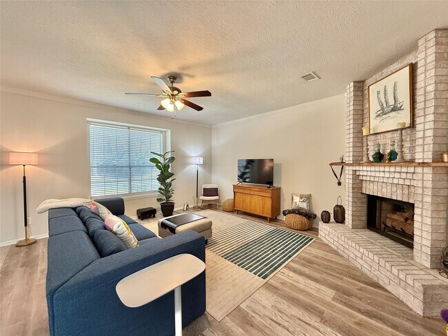 Building Photo - 2 Twin Feather Pl