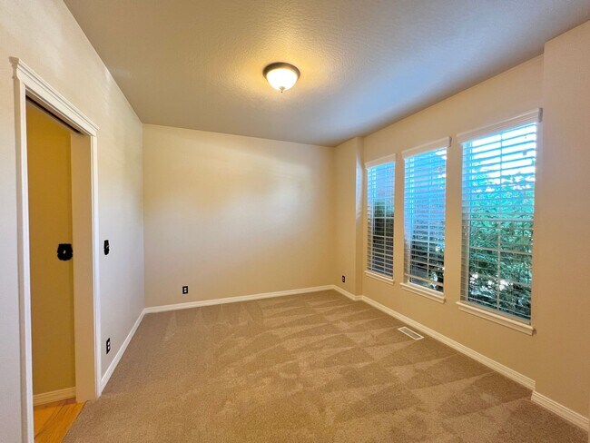 Building Photo - 5 Bed 3 Bath Bridge Tower Beauty