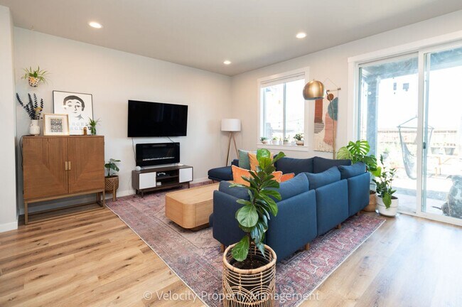 Building Photo - Light and Bright Townhome in NW Redmond!