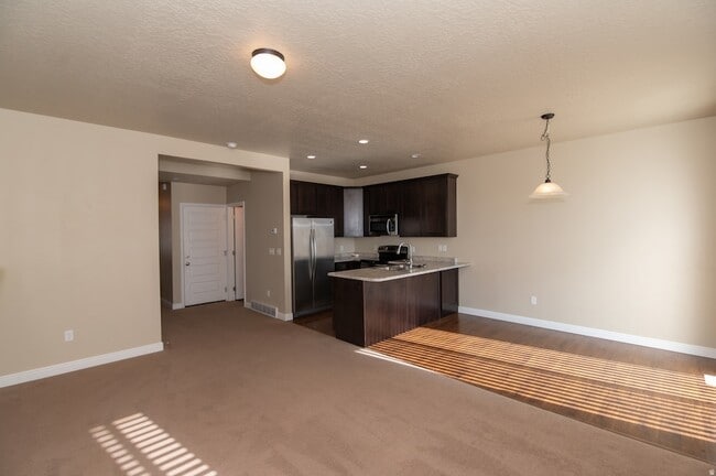 Building Photo - 3201 W Desert Lily Dr