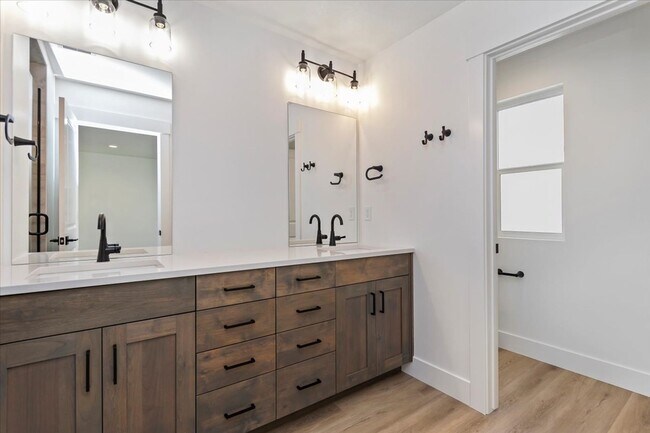 Building Photo - Brand New 3 Bed 2.5 Bath Townhouse With Many Amenities
