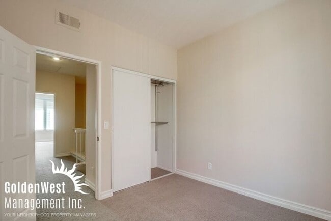 Building Photo - Immaculate 3Bdm 2.5Ba Townhouse with  2-Car Garage
