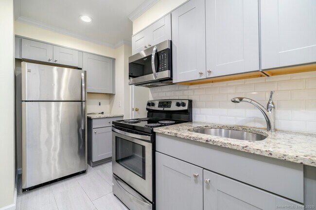 Building Photo - 922 Shippan Ave