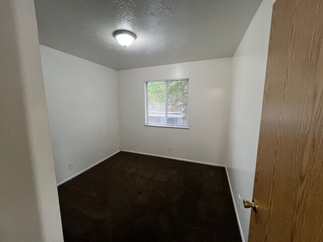 Building Photo - Cozy 3B/1 Bath Apartment in Millcreek