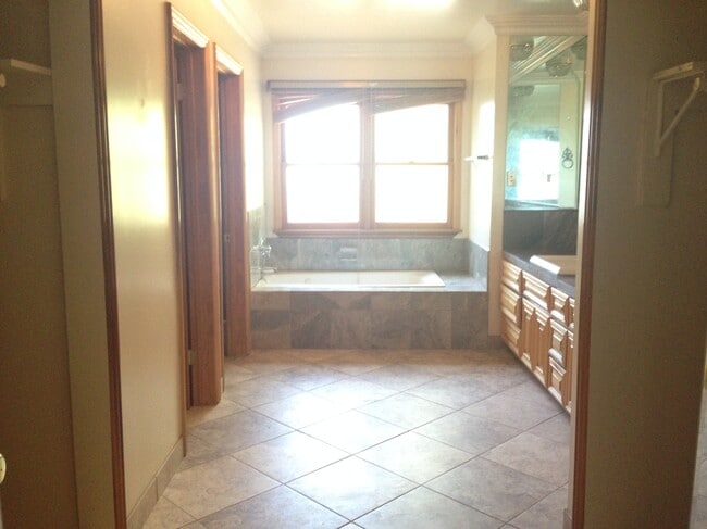 Building Photo - 1115 N Garfield Ave