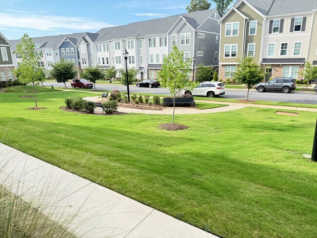 Building Photo - Spacious Modern End-Unit Davidson Townhome - Lake Davidson Access