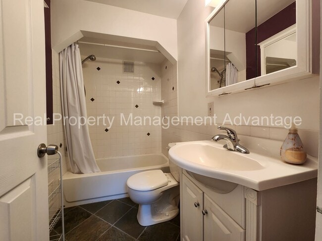 Building Photo - Ferndale Artistry with 2 Full Baths - Short Walk to Downtown Ferndale!