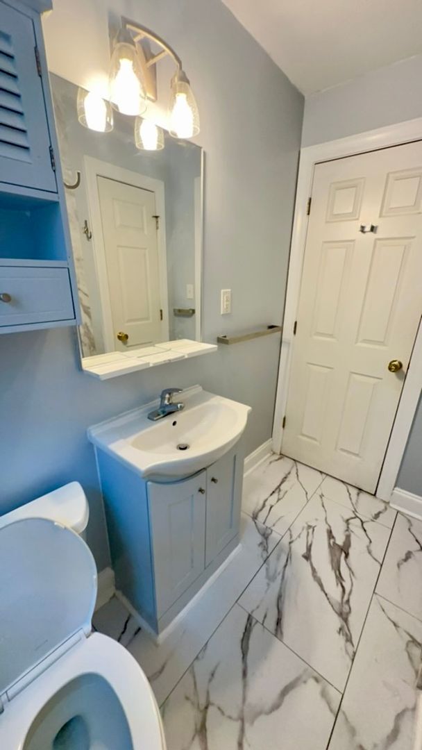 Building Photo - Bright & Modern 1-Bedroom Condo in Heathwood Court – Walkable & Inviting ~ Available May 2026!