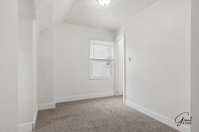 Building Photo - $1250 3 bedroom bungalow